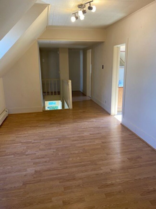 r314LBP - r314LBP Apartment Unit Upstairs