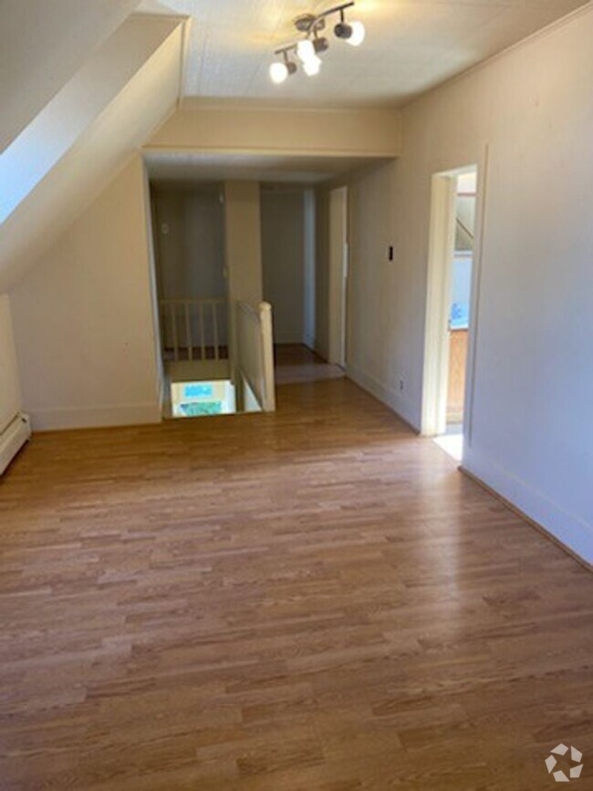 Building Photo - r314LBP Unit Upstairs Rental