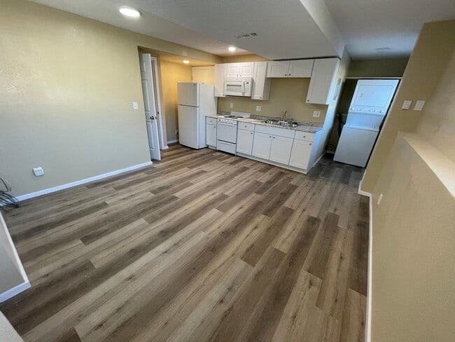 Building Photo - One bed Apartment in Amazing location!