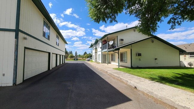 Building Photo - 12205 N Freya St Unit 12211 Freya