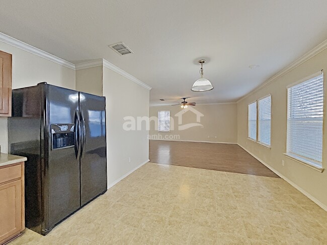 Photo - 5839 Sherbrooke Oak