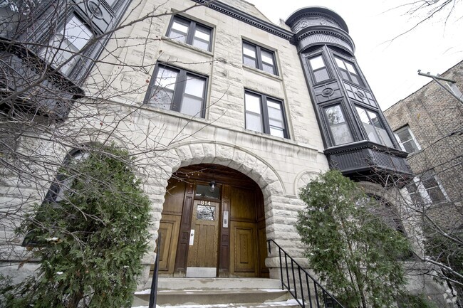 Building Photo - 814 W Roscoe St Rental