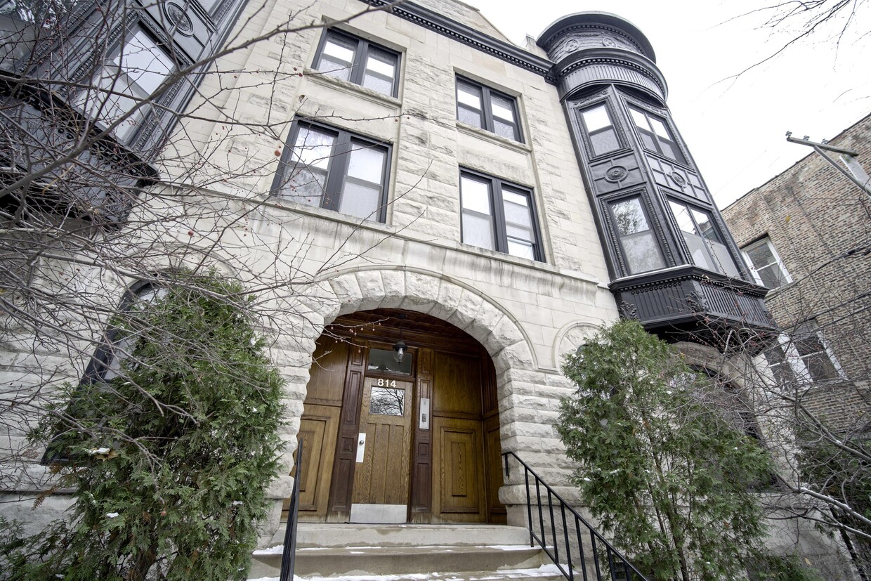 Photo - 814 W Roscoe St (Chicago, IL)