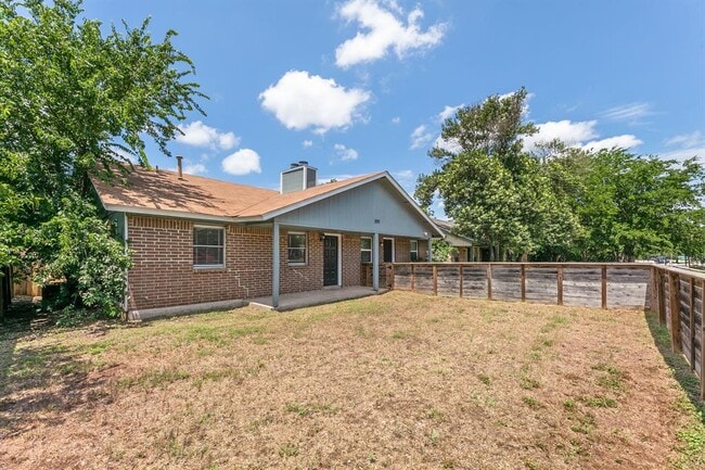Building Photo - 2011 E Stassney Ln Rental