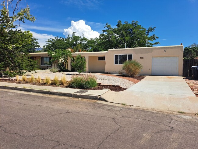Building Photo - 3 BED 2 BATH SINGLE FAMILY HOME IN *CONVENIENTLY* LOCATED ALBUQUERQUE NEIGHBORHOOD!