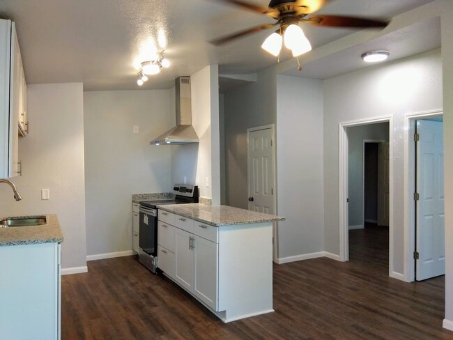 Photo - *COMING SOON* 2 Bedroom Duplex Available Near DOWNTOWN!