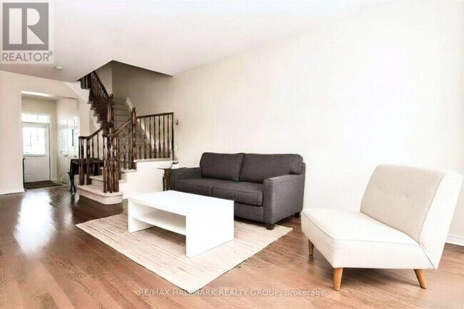 Photo - 565 Pepperville Crescent