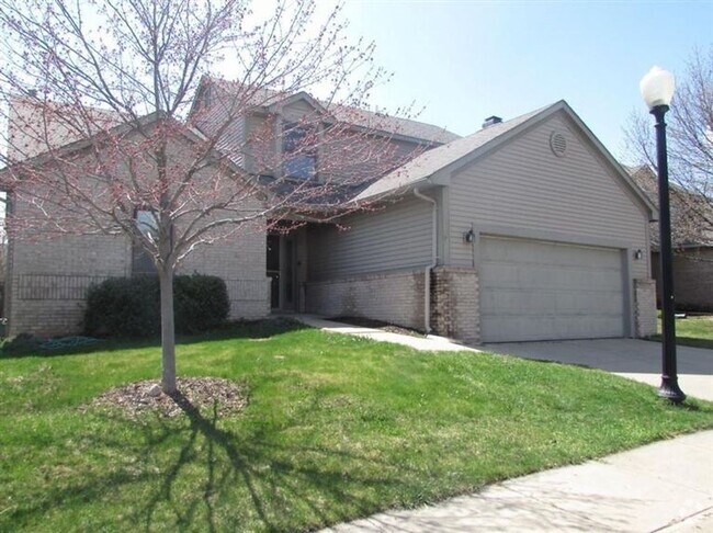 Building Photo - Three-Bedroom Oakbrook Villas Detached Condo