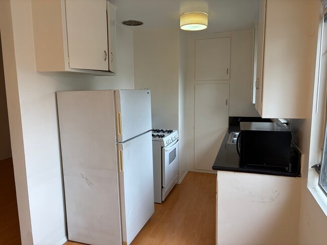 Photo - 907 N Gardner St Unit 5