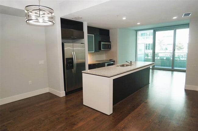 Photo - 111 N 12th St Unidad 1320