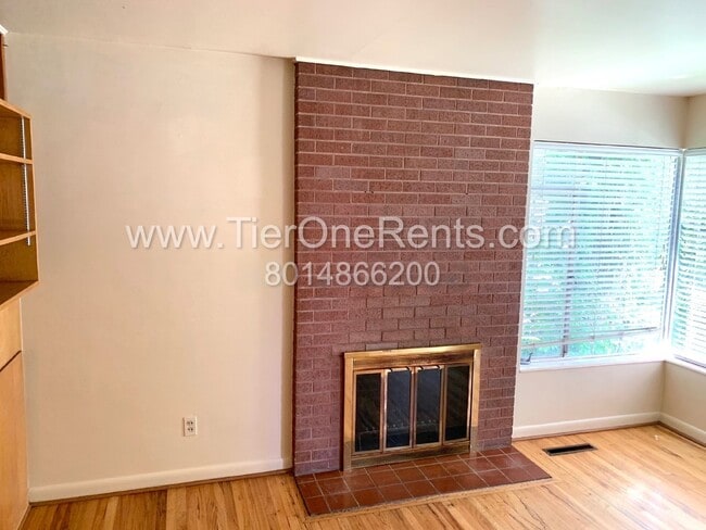 This property offers a NO DEPOSIT option available for qualified renters!
