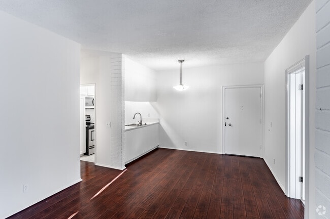 2BR, 2BA - 1000 SF - 10905 Ohio Ave