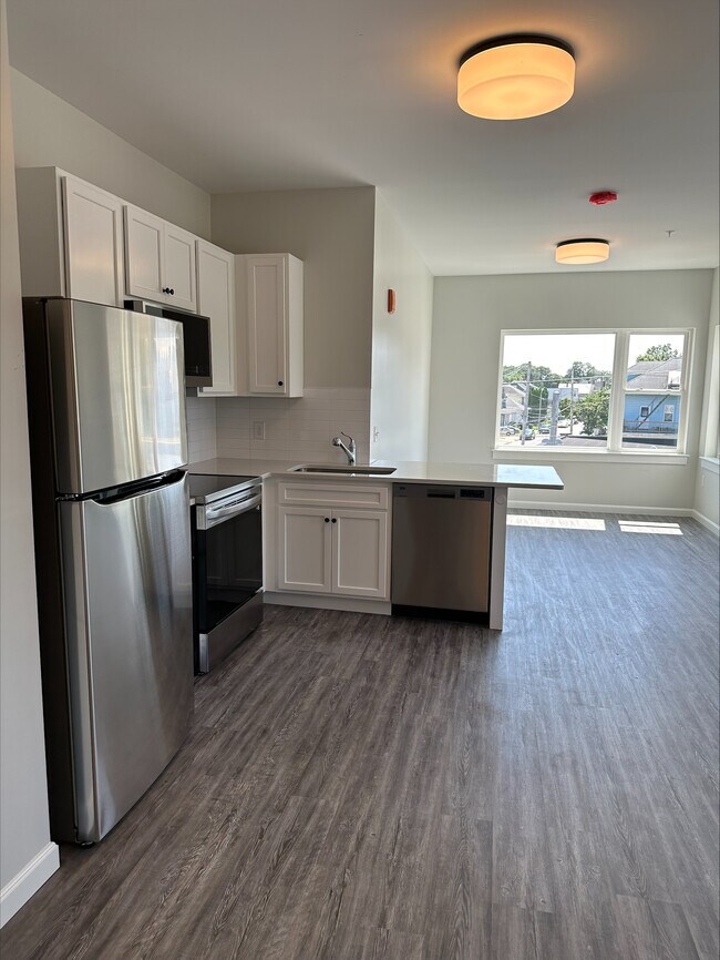 Studio Apt 25 Corner Unit Kitchen - 135 - 153 Waterman Ave