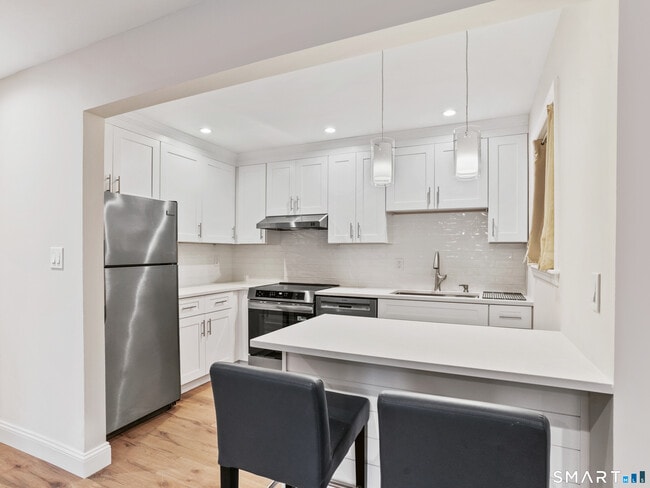 Photo - 92 Wilton Crest Rd