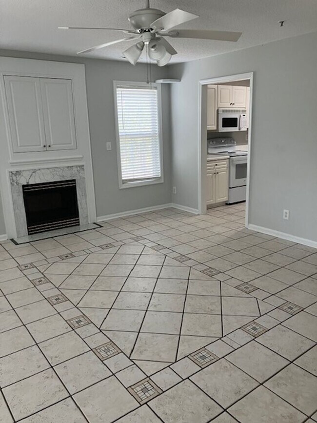 909-H Litchfield Way