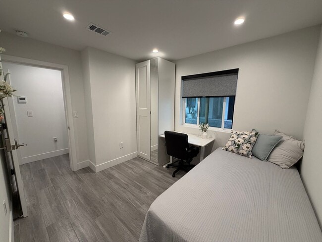 Building Photo - 3020 Normandie Ave Unit C1-2