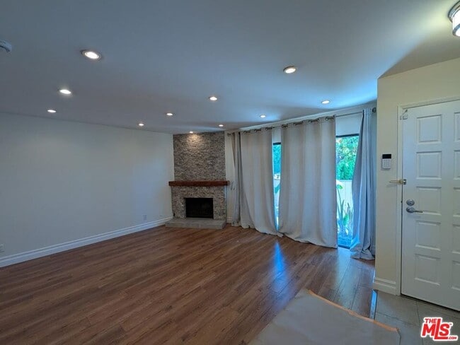 Photo - 10051 Topanga Canyon Blvd Unidad 15