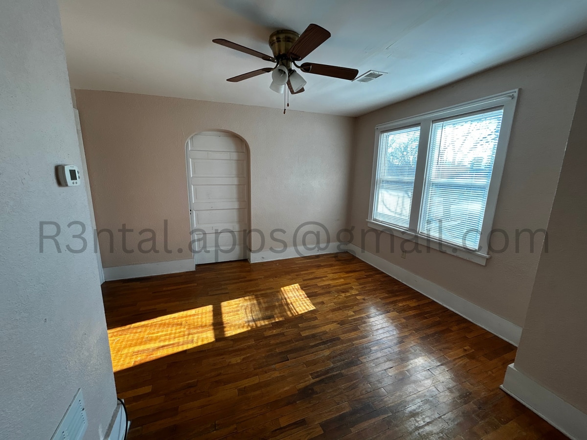 Photo - 622.5 S Locust St