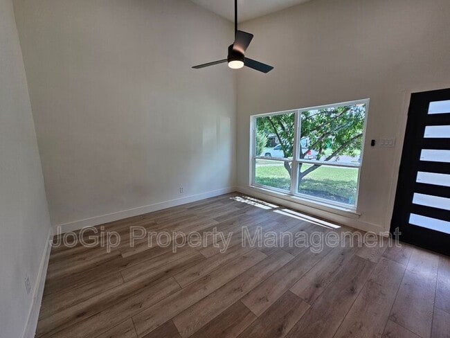 Photo - 1725 R Avenue