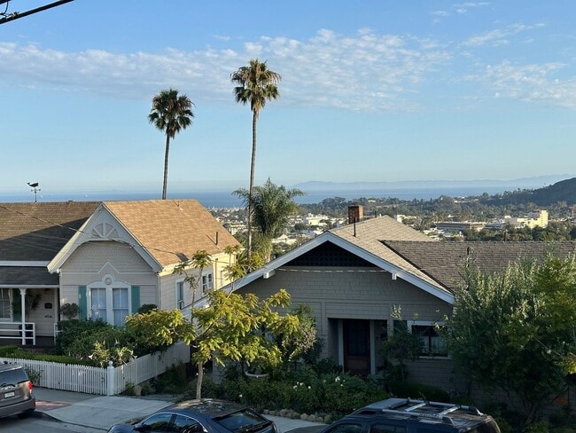 Building Photo - Riviera 1 Bdrm with City Views! Rental