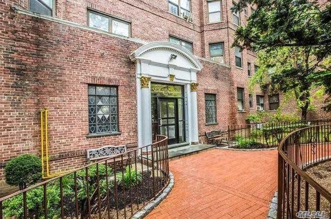 Building Photo - 61-41 Saunders St Unit B57