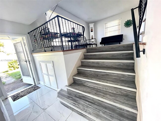 Building Photo - 141 McArthur Pkwy Unit A