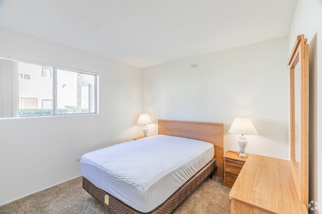2BR, 2BA - 650SF