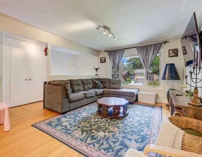 Photo - 209 Willowdale Av