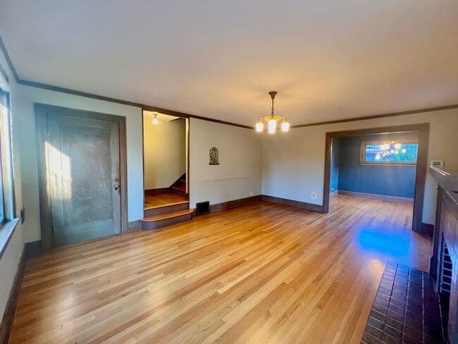 Building Photo - 5702 SE Belmont St Unit Charming and spacious Rental