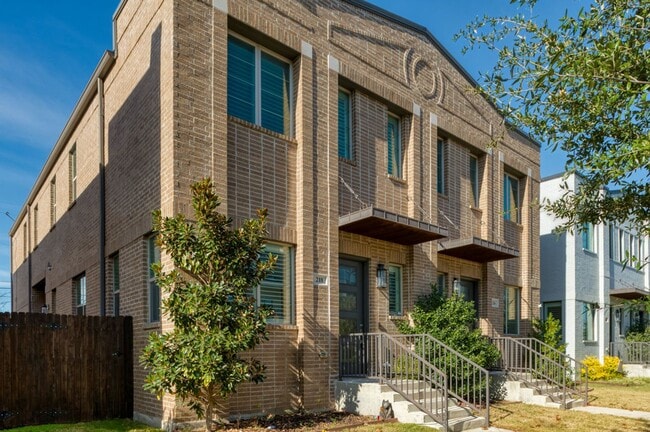 Building Photo - GORGEOUS 3 BEDROOM TOWNHOUSE LOCATED IN FORT WORTH!