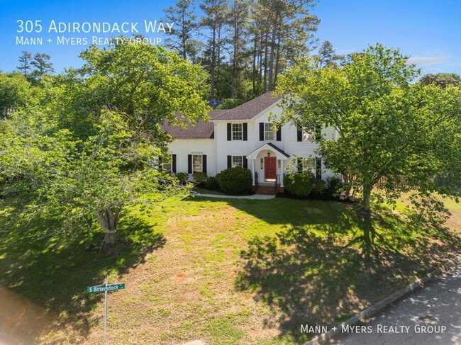 Photo - 305 Adirondack Way