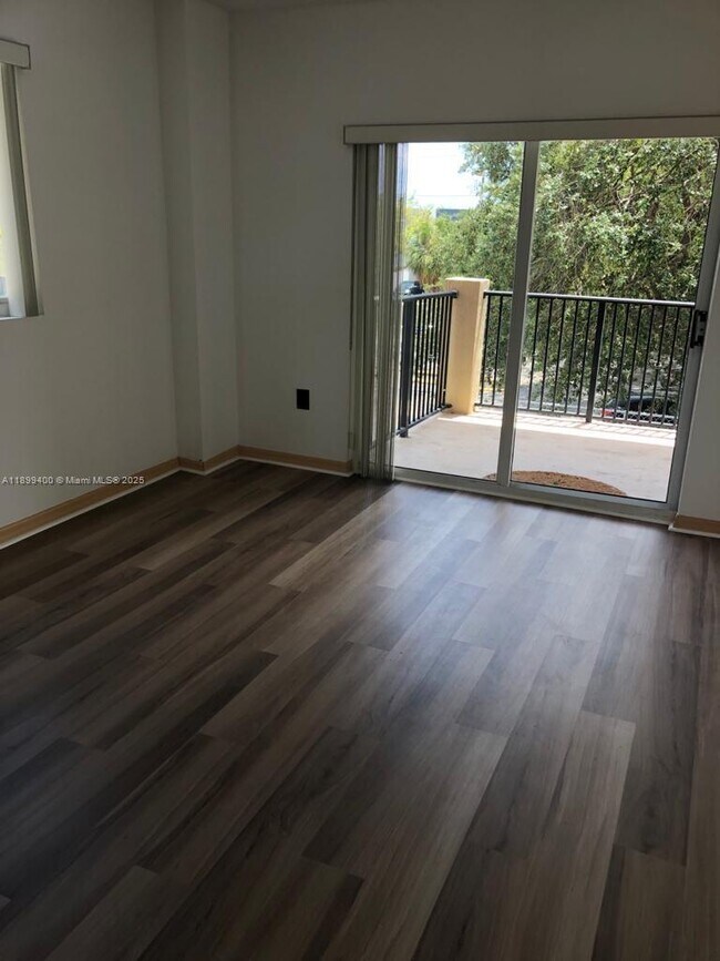 Photo - 3410 Coral Wy Unidad 307