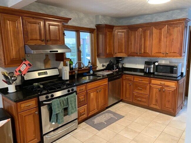 Building Photo - 42 Gerrish St Unit 1 Rental