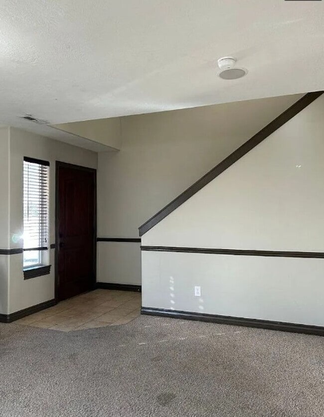 Photo - 3 bed 1.5 bath IMMACULATE END-UNIT Townhome in the Meadows