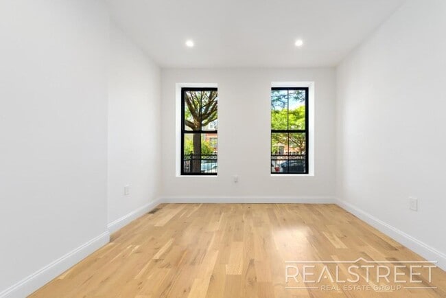 Photo - 3 Bed 2 Bath with W/D & Terrace! Unidad 1