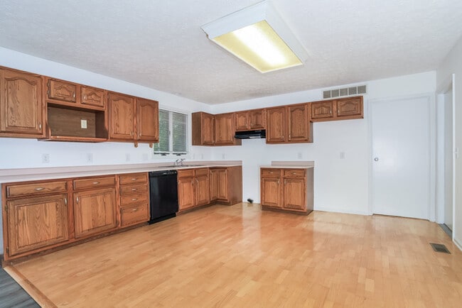 Photo - 273 Lindy Ave