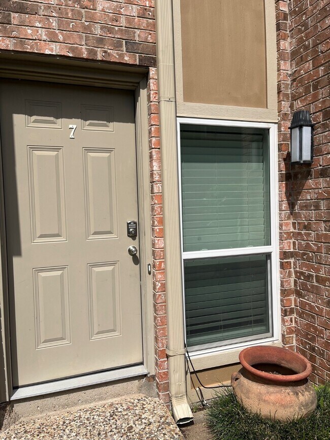 Building Photo - 2517 Bering Dr Rental