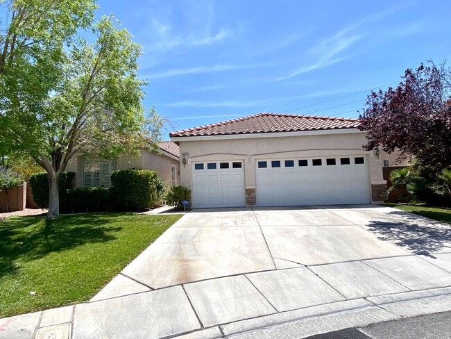 Photo - Furnished 4 Bedroom Pool Home - 6 month lease