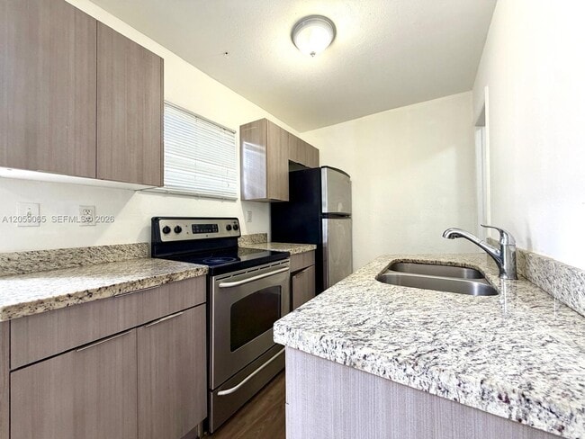 529 SW 3rd St Unit 3