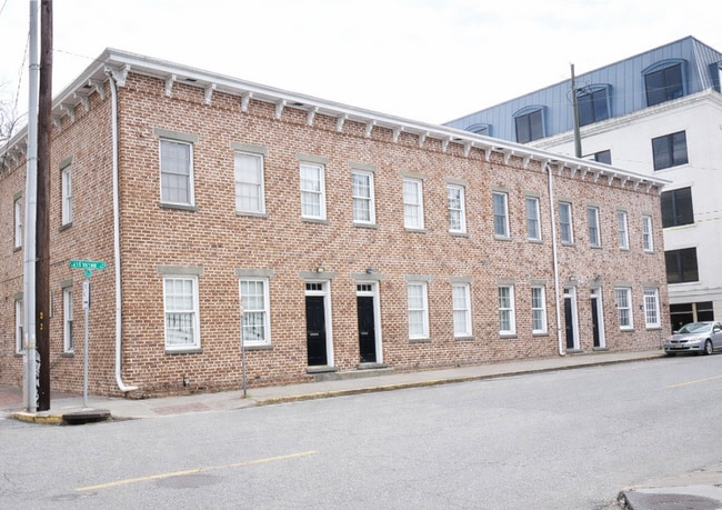 Building Photo - HISTORIC DOWNTOWN ONE BEDROOM!