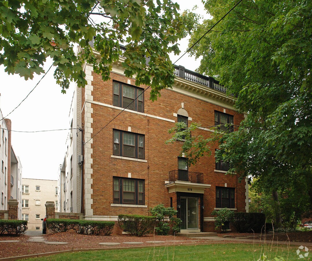Front of Building - 880-886 Farmington Ave Apartments