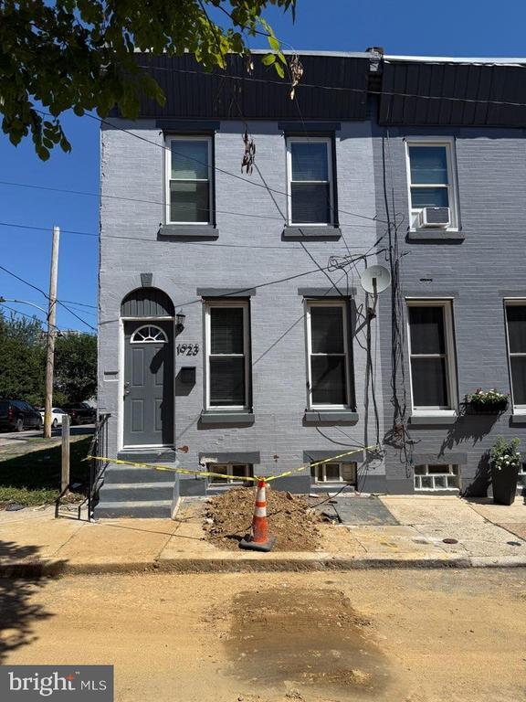 Building Photo - 1923 Monument St Rental
