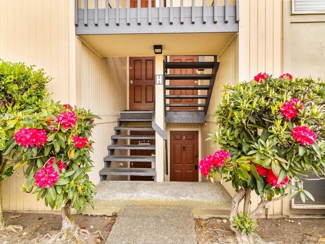 Building Photo - Great 1 Bedroom Condo in Federal Way! Beautiful Kitchen Finishes and Close to Light Rail! Unit H1