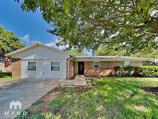 Photo - 904 Redbud St House