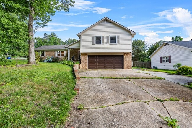 Photo - Spacious 4-Bedroom Home with Fenced Yard in Hampton Woods