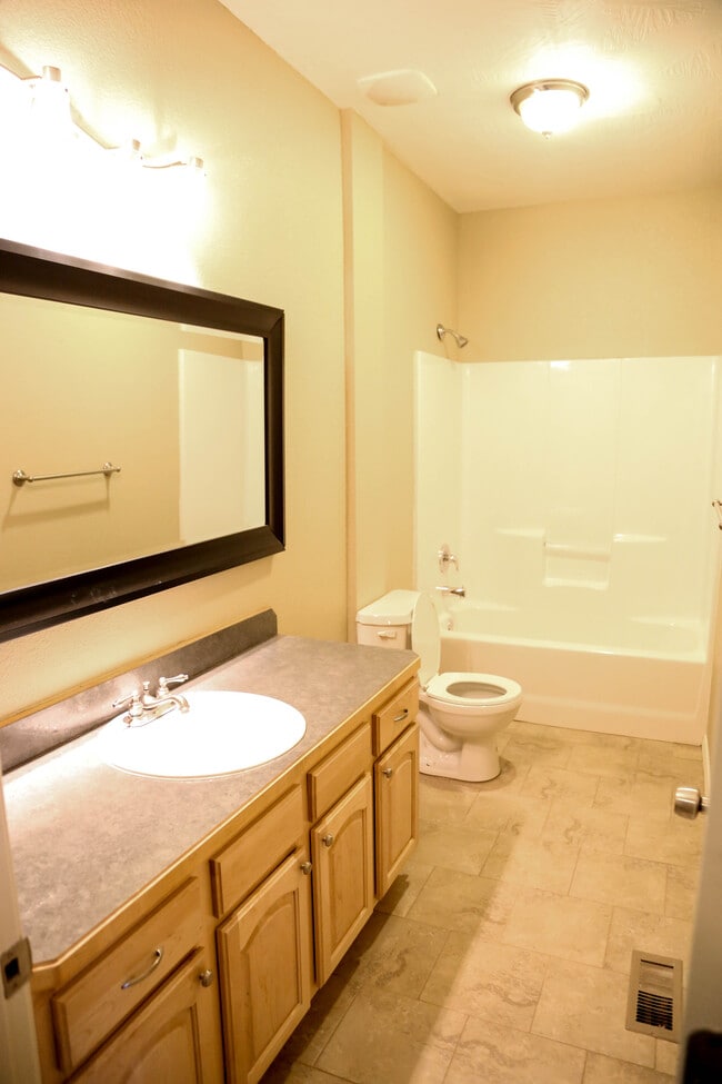 Photo - 831 W Walnut St Unidad 104