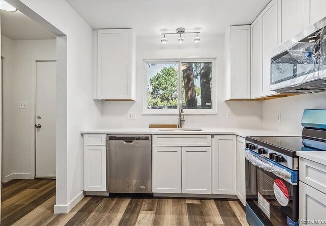 Building Photo - Updated spacious townhouse in prime location!