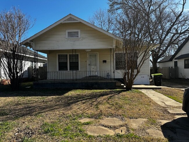 Fresh 3 bedroom 1 bath home with large lot... - Fresh 3 bedroom 1 bath home with large lot...