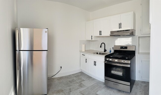 Building Photo - 733 Hudson Ave Unit 2