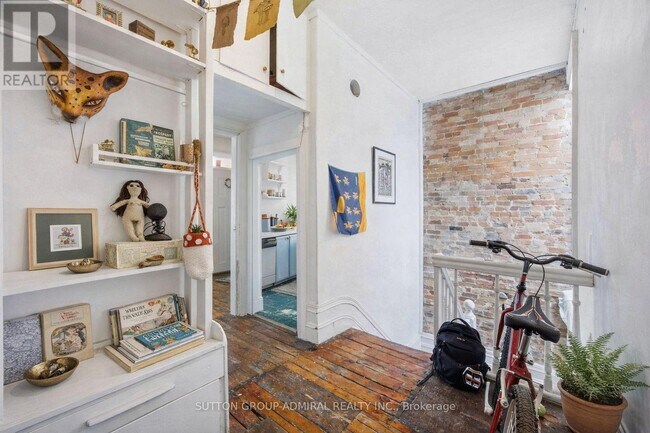 Photo - 391 Queen St W